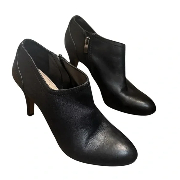 VINCE CAMUTO VIVE Black Ankle Bootie SZ 7.5 Leather Boots Side Zip Shoes - Picture 7 of 17